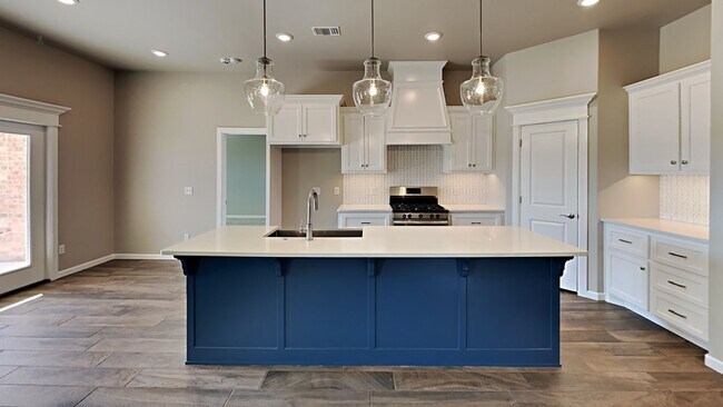 Building Photo - Beautiful 4 Bedroom 2 Bathroom Home in Pie...