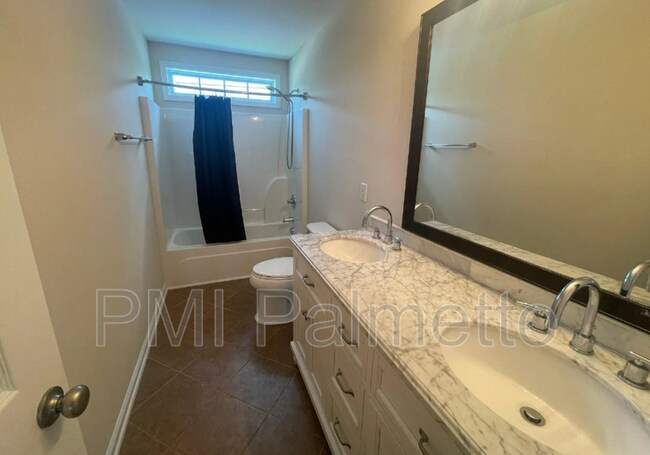Building Photo - 121 Rossmore Dr