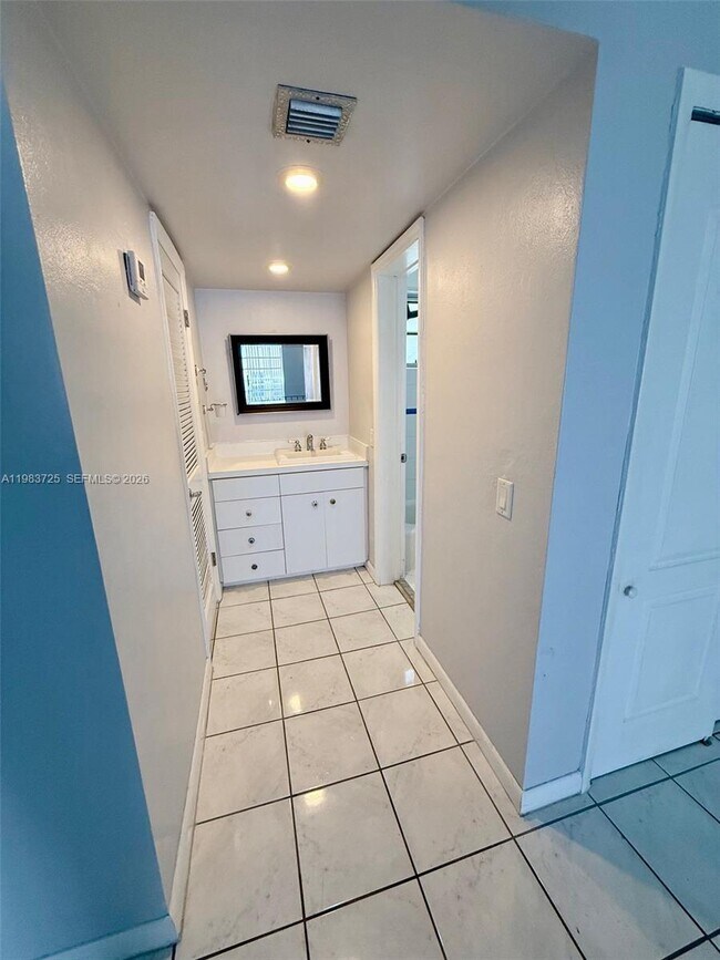 Building Photo - 335 Navarre Ave