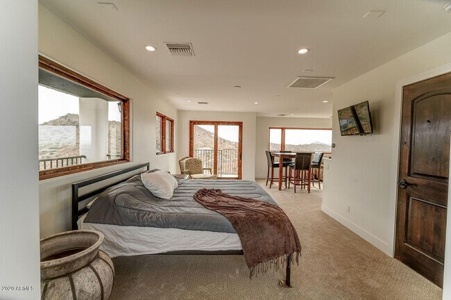 Building Photo - 301 E Jomax Rd