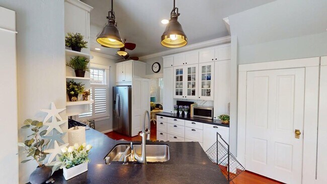 Building Photo - Spacious Historic Home on a Large Corner Lot - Walkable to Many Restuarants and Parks