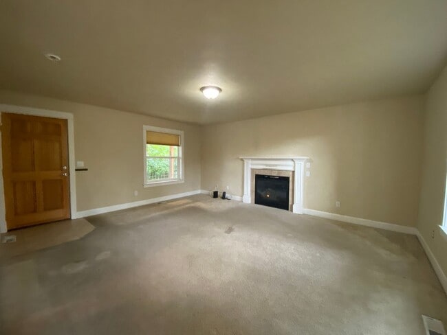 Building Photo - 3 Bedroom Home for Rent in Hood River