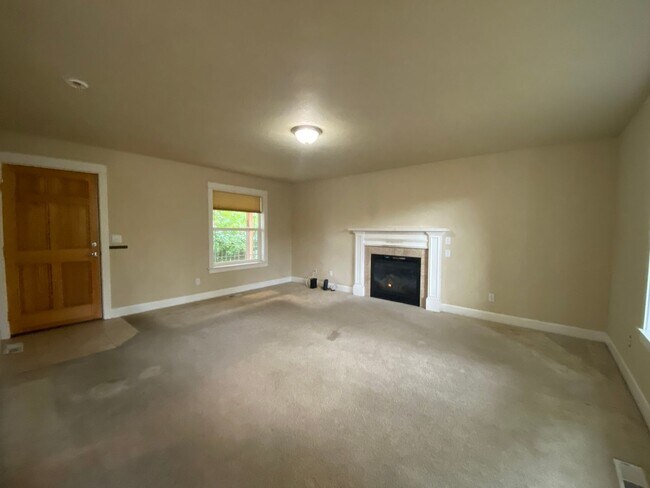 Building Photo - Application Pending - 3 Bedroom Home for R...