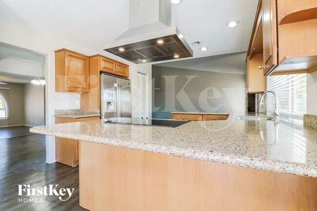 Building Photo - 6015 W Poinsettia Dr