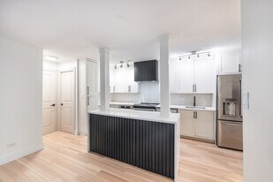 Building Photo - 1339 N Dearborn 2B