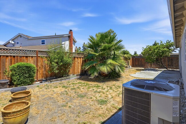 Building Photo - 663 Albion Dr