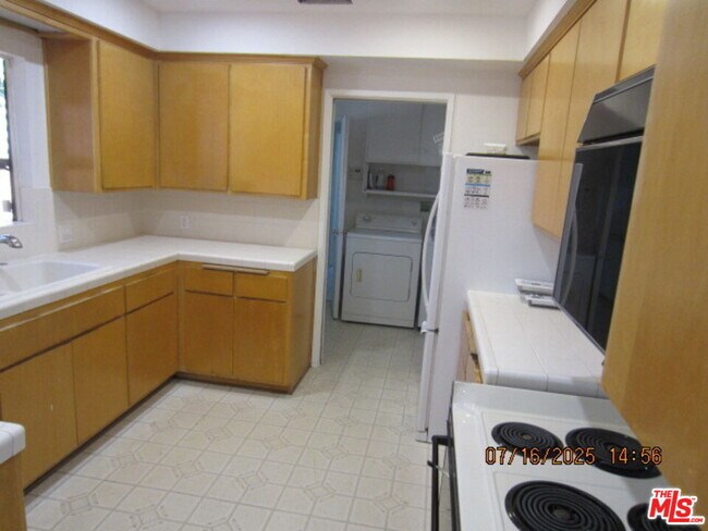 Building Photo - 12715 Hartland St