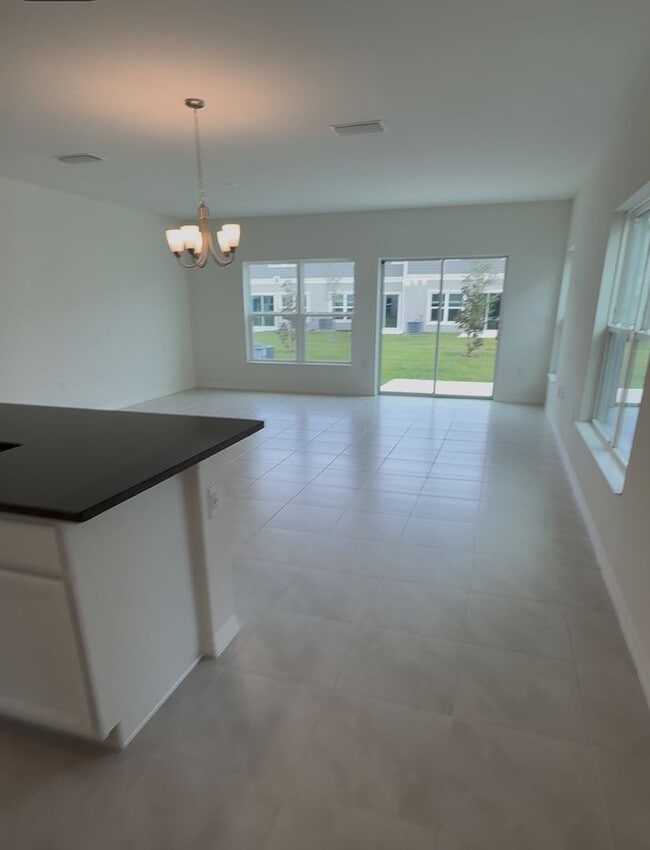 Building Photo - Lake Wales Towhhome