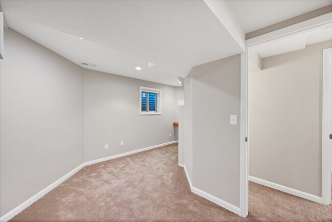 Building Photo - 2960 Shady Holw W