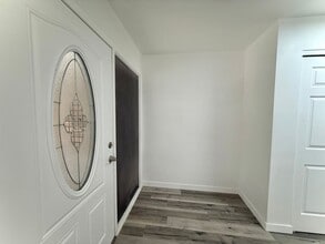 Building Photo - 3 Bedroom Home in Holladay Available August 1st