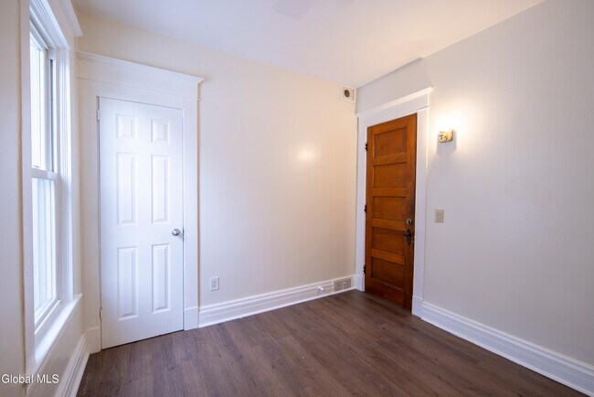 Building Photo - 22 Swan St