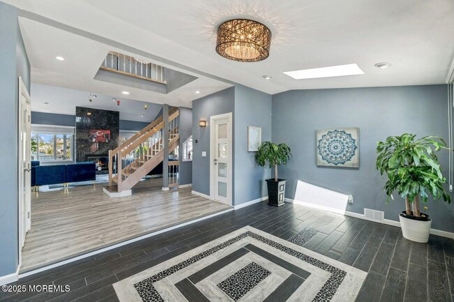 Building Photo - 385 Aldo Dr