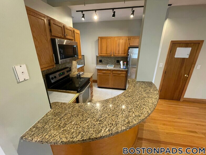 Building Photo - 77 Easton St