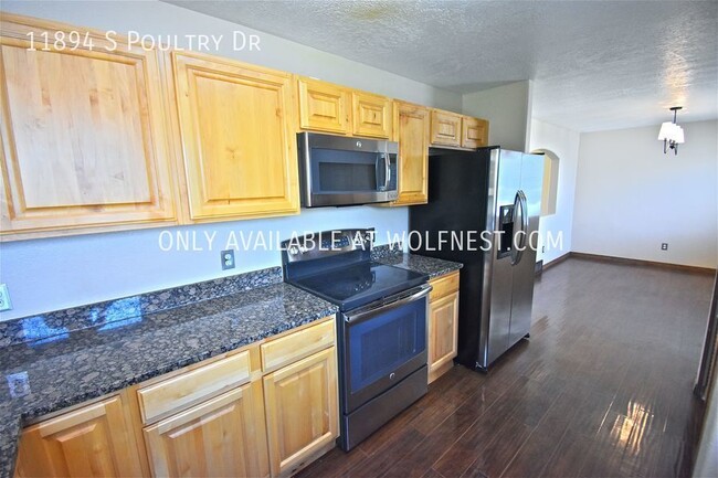 Building Photo - Beautiful 3 Bed Draper Top Floor Unit! No ...