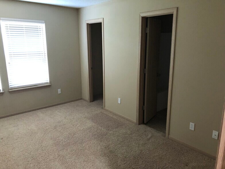 Bed - 2013 Hickoryleaf Ln