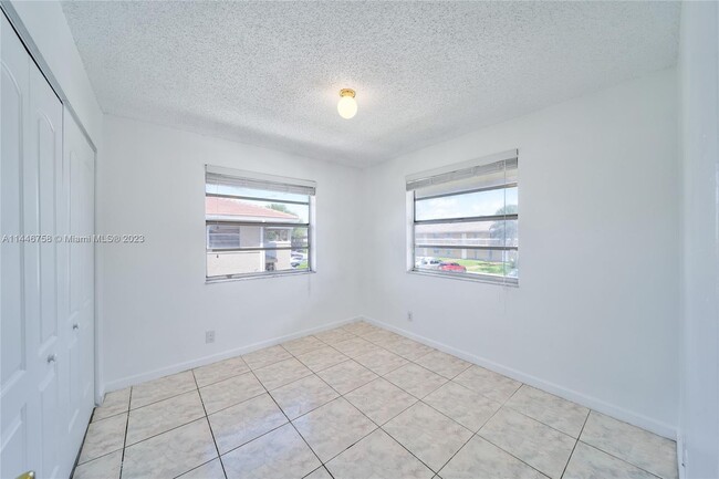 Building Photo - 9962 Twin Lakes Dr