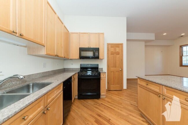 Building Photo - 3 bedroom in Chicago IL 60614