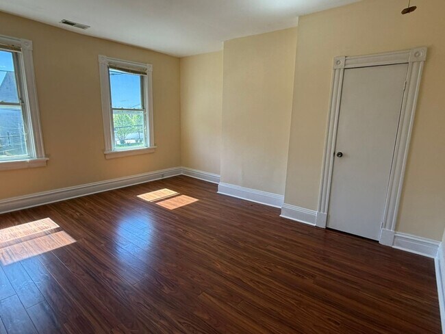 Building Photo - Spacious 3BR / 2BA apartment with ensuite bath and in-unit laundry