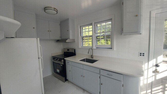 Building Photo - Cape Style Single Family 2 Bedroom/ 1 Bath...