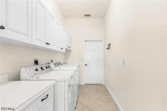 Building Photo - 2822 SW 49th Terrace