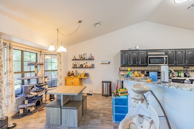 Building Photo - Beautiful Home in the Golf Course Area
