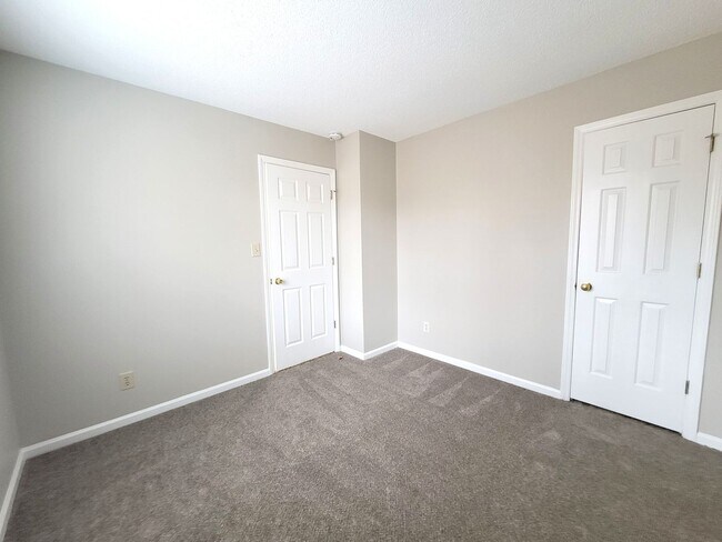 Building Photo - Large 2 Story Near The Airport and I-485