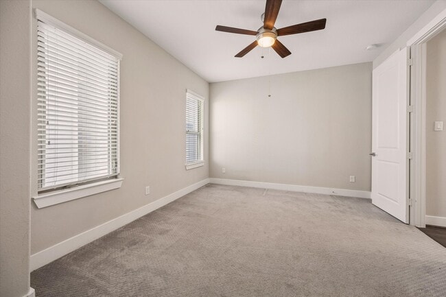 Building Photo - 5912 E Post Oak Ln