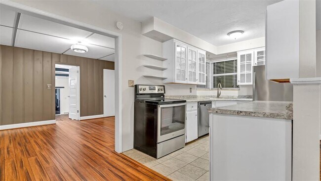 Building Photo - 527 31st Ave N