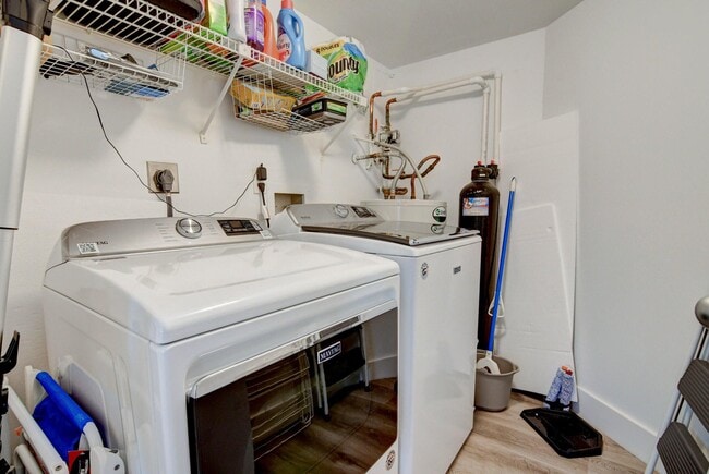 Building Photo - 1915 Lavers Cir