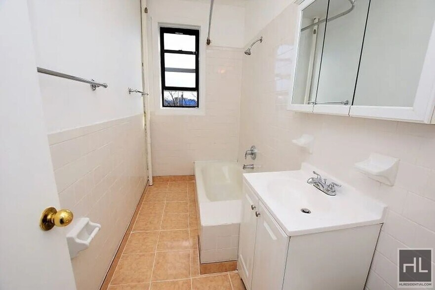 Building Photo - 43 AVENUE