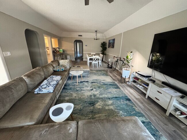 Building Photo - 604 Cordova Green