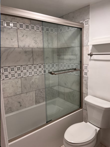 Updated tub/shower - 3005 Main St