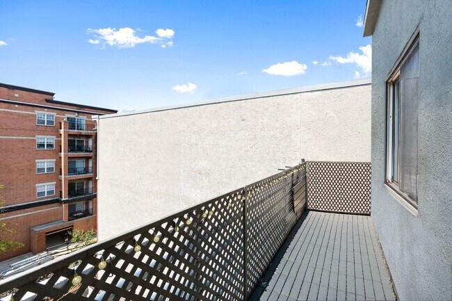 Building Photo - 1110 Clinton St