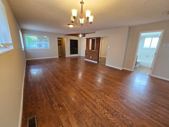 Building Photo - Well-Cared-For Home in St. Louis – Move-In...
