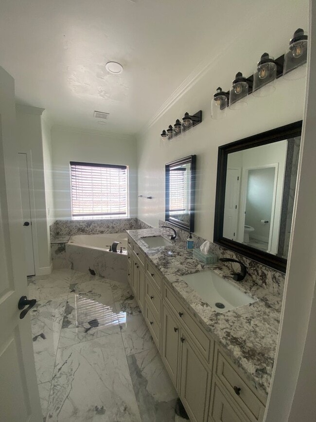 Building Photo - Fully Furnished 3 Bedroom Rental on the Go...