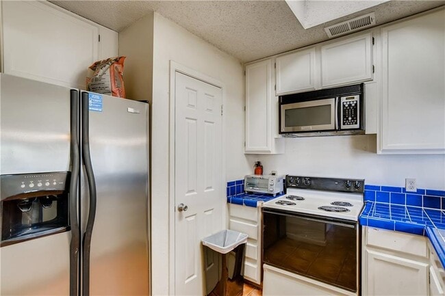 Building Photo - 711 W 21st St