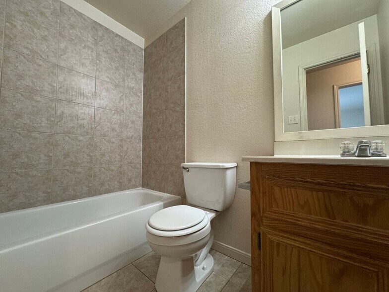 Building Photo - 1508 Nicholas Cir