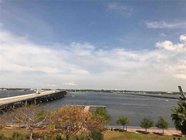 Building Photo - 808 3rd Ave W