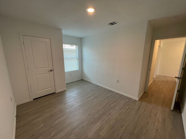 Building Photo - Beautiful 4 bedroom, 2 bathroom Home in Vida near Texas A&M San Antonio!