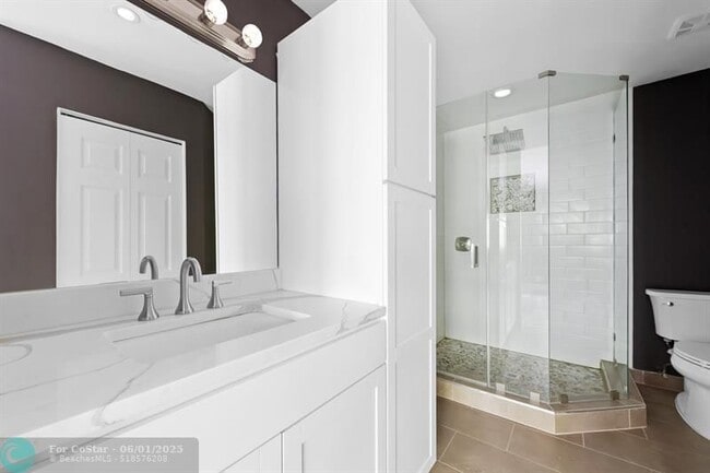 Building Photo - 3082 S Oakland Forest Dr