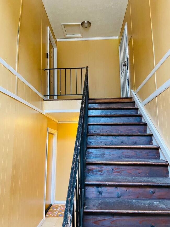 Building Photo - 3 bedrooms /2 bath Condo Available Now