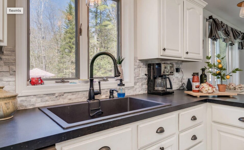 Building Photo - 13 White Pine Ln