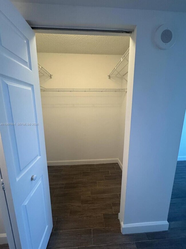 Building Photo - 1155 Brickell Bay Dr