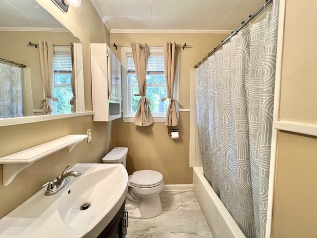 Building Photo - 1266 Pinecrest Dr