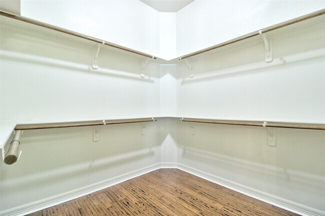 Building Photo - 10 Spotted Lily Way