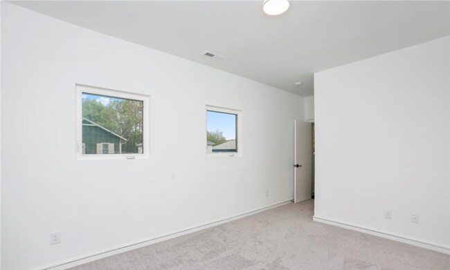 Building Photo - 2108 Roslyn Ave