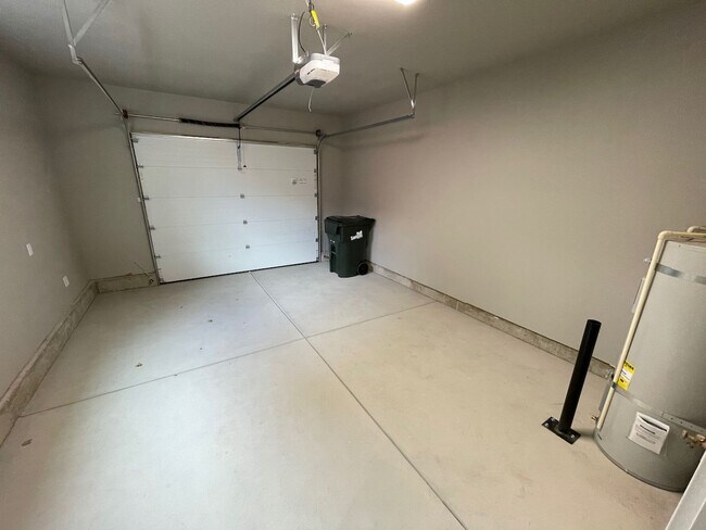 Building Photo - NEW 4 Bedroom / 4.5 Bath Duplex. A/C in every bedroom