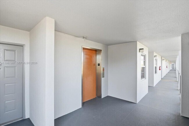 Building Photo - 1400 SW 124th Terrace