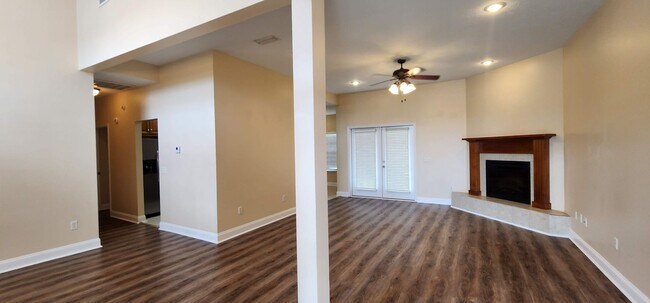 Building Photo - Great Home and Location-Available Now!