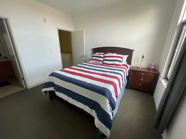 Building Photo - Spacious 3 bedroom / 2.5 Bath Apartment in...
